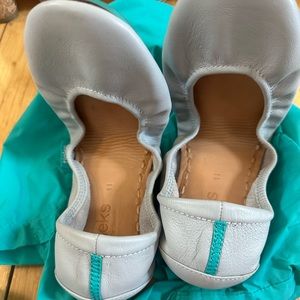 Women’s gray tieks